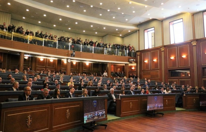  Deputetët t i dorëzojnë mandatet dhe     Kosova pa institucione  juristët japin disa propozime për tejkalimin e bllokadës në Kuvend