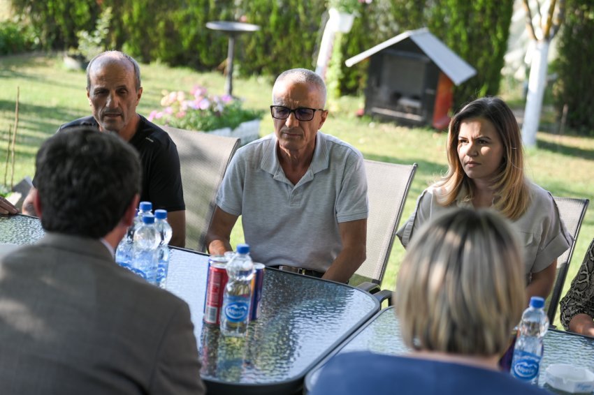 Kurti viziton familjen e ish policit Arbnor Spahiu  premton angazhim maksimal për lirimin e tij