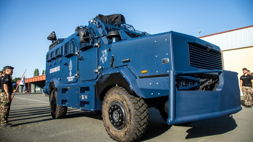 Xhandarmëria franceze  një autoblinde të fuqishme ia vë emrin  Kosovë 