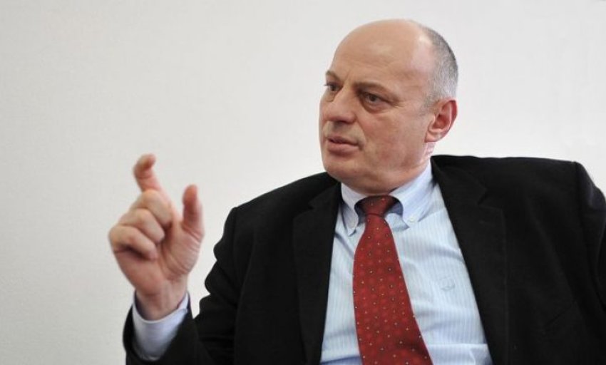  E shohin shtetin bankomat   opinionisti reagon  ashpër  ndaj Pal Lekajt e Agim Çekut  ka  dy fjalë  edhe për Haradinajn