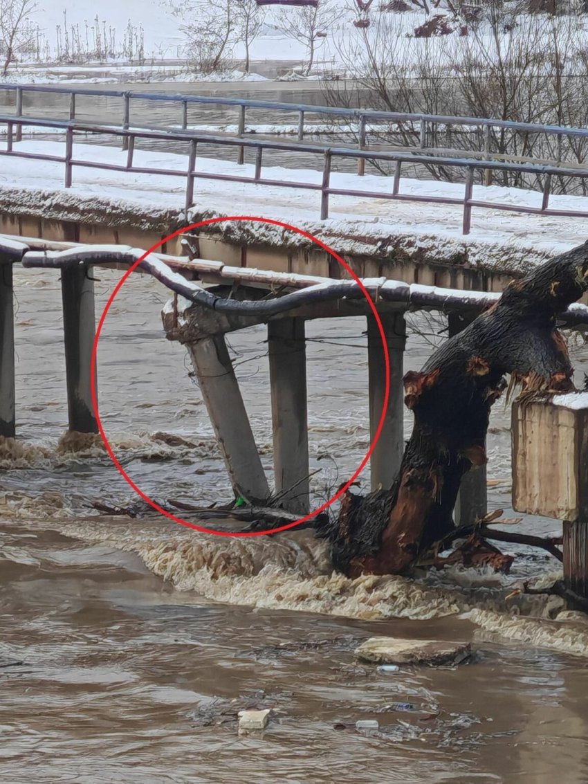 Vërshimet në veri të Kosovës  Policia  Mbyllet një urë  evakuohen katër familje