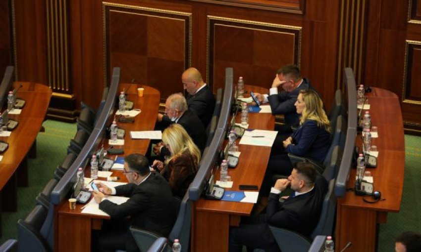 Diskutohej për mos kalim të pragut  por AAK ja mbetet brenda Kuvendit  njohësit tregojnë sa ulëse mund t i takojnë