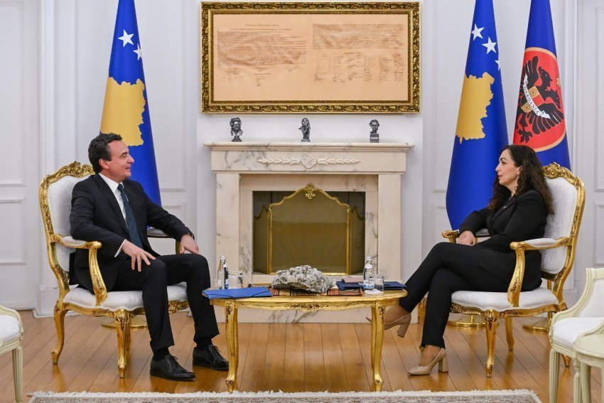 Osmani në pikëpyetje  Jasharët në lojë  Lëvizja e fundit e Kurtit trazoi politikën   Halilaj zbërthen skenarin