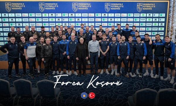  Drejt Botërorit   Kurti poston fotografi me lojëtarët pak para ndeshjes së Kosovës kundër Turqisë