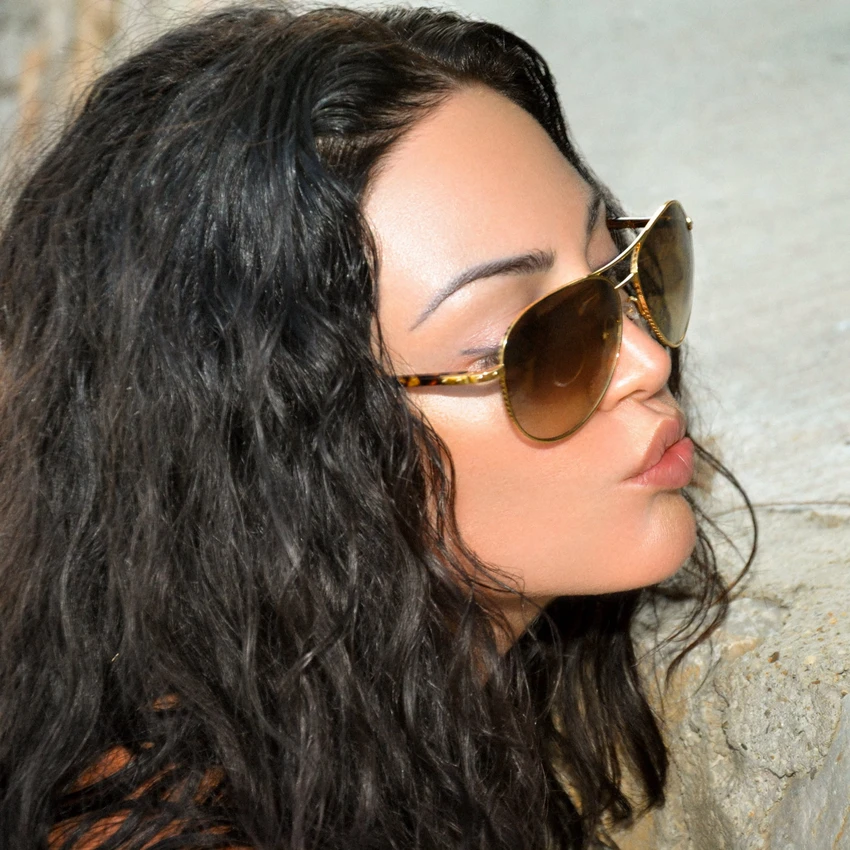 Me stil dhe elegancë  Bleona Qerreti shkëlqen në pozat verore