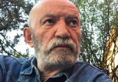 Çun Lajçi “godet” klasën politike: “Ju tredhni miza në Kuvend, populli s’është hakërim!”