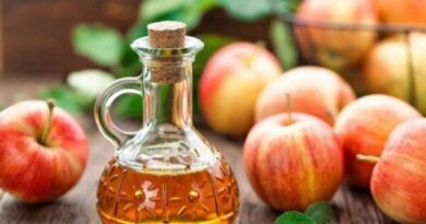 Pse rekomandohet të pini një lugë gjelle uthull molle çdo ditë?