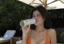 Kylie Jenner mahnit me bikini ngjyrë portokalli, teksa promovon pije pranë pishinës