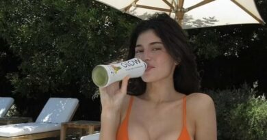Kylie Jenner mahnit me bikini ngjyrë portokalli, teksa promovon pije pranë pishinës