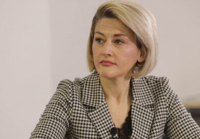 Kusari-Lila lajmërohet nga Haga, bashkë me ambasadorin Doli