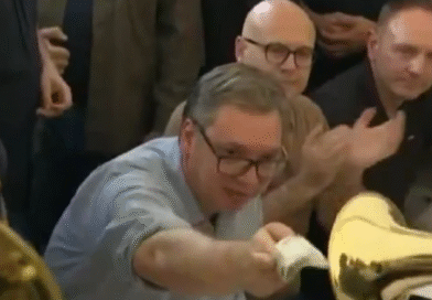 Me këngë çetnike, Vuçiç feston hapjen e një autostrade (VIDEO)