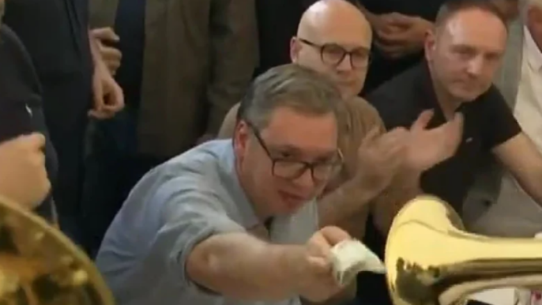 Me këngë çetnike, Vuçiç feston hapjen e një autostrade (VIDEO)