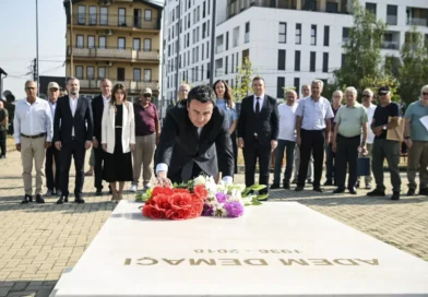 Kurti bëri homazhe pranë varrit të veprimtarit Adem Demaçi