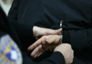 Zyrtari serb provokon në tokën shqiptare/ Tali: “Ligji kundër urrejtjes vlen për të gjithë – edhe për Popoviqin”