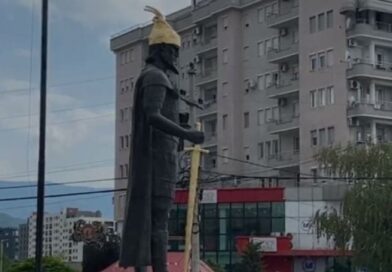 Përdhosja e shtatores së Skënderbeut, Mehmetaj ‘shpërthen’ ndaj heshtjes në Kosovë: Po të ishte Car Llazari?
