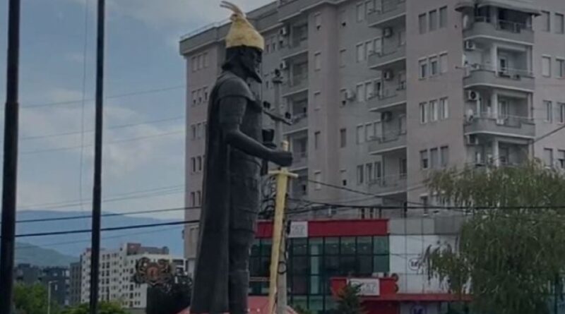 Përdhosja e shtatores së Skënderbeut, Mehmetaj ‘shpërthen’ ndaj heshtjes në Kosovë: Po të ishte Car Llazari?