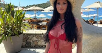 Santiana Maloku mahnit me paraqitjen e saj verore në bregdetin shqiptar