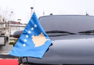 Bukuroca ‘godet’: Si e shpërblyen Mustafa e Thaçi, Serbinë me komuna në Kosovë