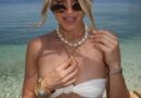 Ashley Roberts mahnit në bikini rozë dhe të bardha në pushimet e saj ekzotike
