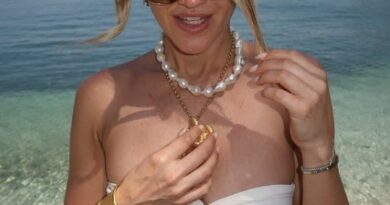Ashley Roberts mahnit në bikini rozë dhe të bardha në pushimet e saj ekzotike