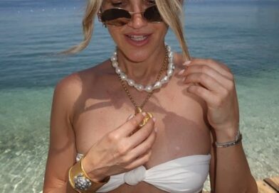 Ashley Roberts mahnit në bikini rozë dhe të bardha në pushimet e saj ekzotike