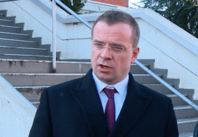 Avokati serb me deklaratë të fortë kundër Vuçiqit: Qeveria e Kosovës vepron me saktësi kirurgjikale