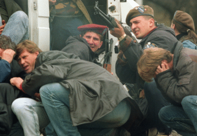 Misteri i errët i Sarajevës: Eksperti austriak ‘godet’ Vuçiqin për krime të tmerrshme – lëshon paralajmërim të fuqishëm