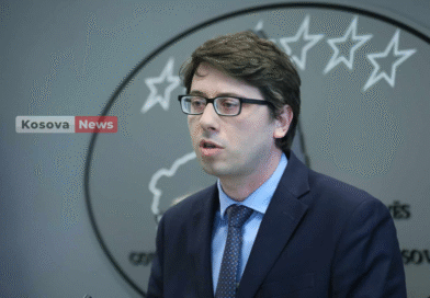 Murati ironizon opozitën: Paradite blejnë biletën, pasdite hipin në aeroplan