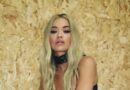 Rita Ora ndan një seri fotosh të nxehta nga e kaluara, teksa i bashkohet trendit viral të vitit 2016