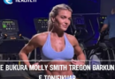 E bukura Molly Smith tregon barkun e tonifikuar