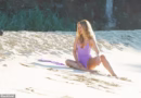 Kimberley Garner tërheq vëmendjen në St Barts me koleksionin e ri të rrobave të banjës