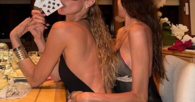 Bella Hadid “çmend” rrjetin: Ekspozon të pasmet në jaht me fustan ultra-seksi