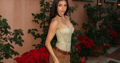 Kiera provokon me pamjen e saj të guximshme në parkimin e qytetit