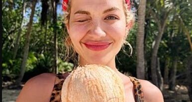 Rita Ora mahnit me figurën e saj në bikine me print leopard gjatë një pushimi në një ishull tropikal