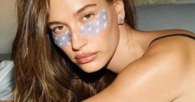 Hailey Bieber shfaq fizikun mahnitës në bikini të verdha, gjatë lansimit të Rhode në Australi