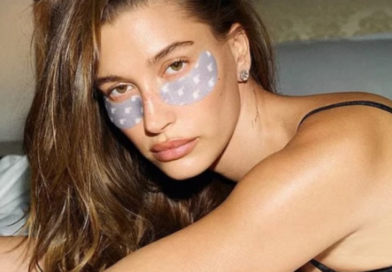 Hailey Bieber shfaq fizikun mahnitës në bikini të verdha, gjatë lansimit të Rhode në Australi