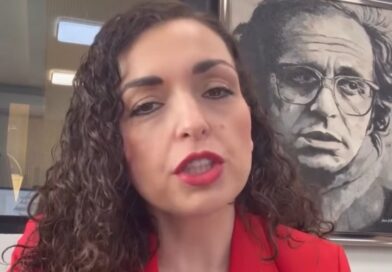 Buzhala ironizon me Vjosa Osmanin: Koha për dashni, por ju keni fituar pasuri nën emrin e presidentit Rugova