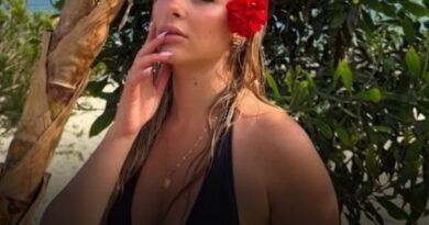 Bikini të zeza dhe super formë, Elijona ndan momente nga pushimet