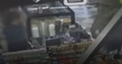 Tentuan t’i grabisnin marketin, pronari shqiptar ndjek me shkop dy të rinjtë në Selanik, pamjet bëhen virale