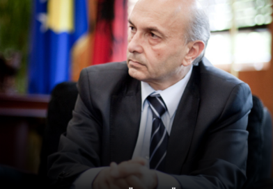 “I mbledhin plaçkat për Londër” – Isa Mustafa me akuza të forta për udhëheqjen e Prishtinës
