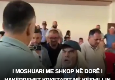 I moshuari me shkop në dorë i hakërrehet kryetarit në Këshillin Bashkiak në Maliq