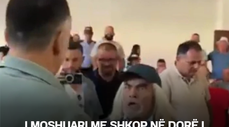 I moshuari me shkop në dorë i hakërrehet kryetarit në Këshillin Bashkiak në Maliq
