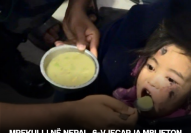 Mrekulli në Nepal, 6-vjeçarja mbijeton tri ditë e varrosur nën baltë dhe rrënoja