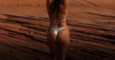 Kourtney Kardashian shkëlqen me bikini