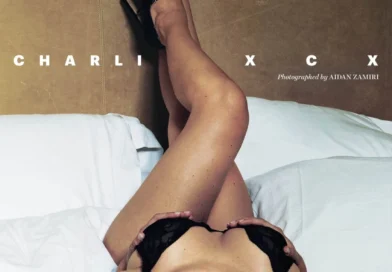 Charli XCX shkëlqen në kopertinën e “Playboy”, këngëtarja sjell një set fotografik provokues