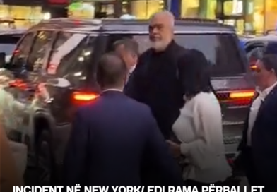 Incident në New York/ Edi Rama përballet me protestuesit, qëllohet me vezë