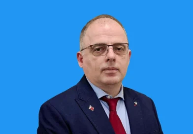 “Të përballemi me të kaluarën e errët të liderëve të papërgjegjshëm e të frikësuar ” – Nela me mesazh të fortë për Kosovën
