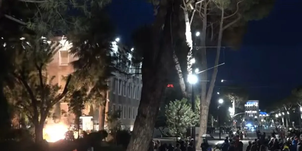 Tensione para Kryeministrisë  hidhet molotov drejt policisë  ndërhyn autoboti