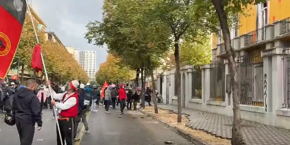 Tensione para Ministrisë së Arsimit  protestuesit hedhin gurë dhe marshojnë drejt Kryeministrisë