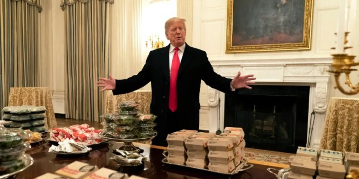 Trump ironizon me 5000 dollarë  Mund të blesh vetëm një hamburger në Mar a Lago